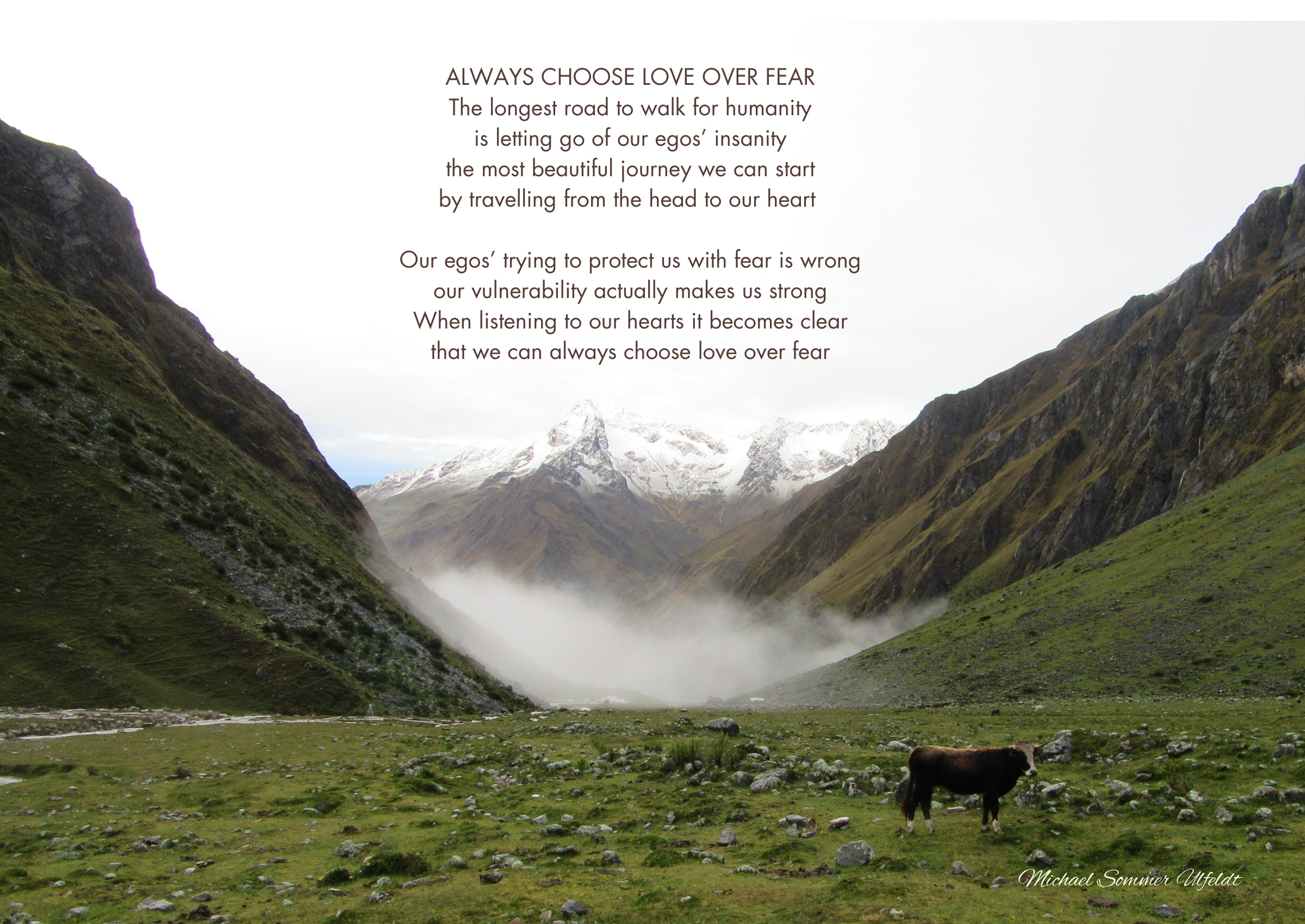 Always Choose Love over Fear – Et åbent bjerglandskab og et kort digt om rejsen fra hovedet til hjertet.